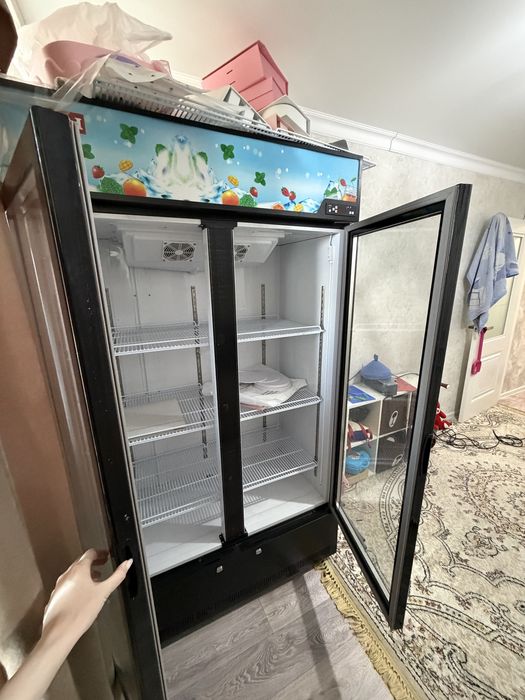 Продам витринный холодильник