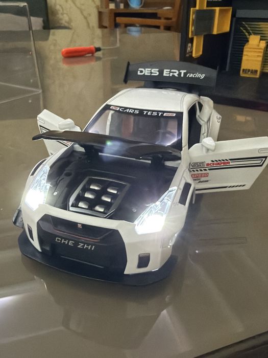 1:24 oʻlchamdagi model avtomobil nissan gtr sotiladi.