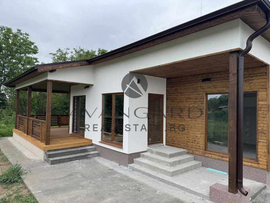 оф.23318 Самостоятелна къща с двор/ с.Цалапица