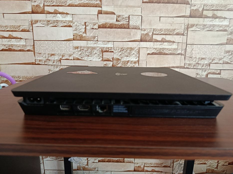 Ps4 slim 1tb + оригиналния джойстик и необходимите кабели