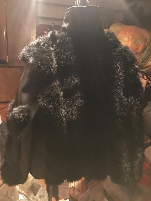 Vând geaca piele cu blana nouă