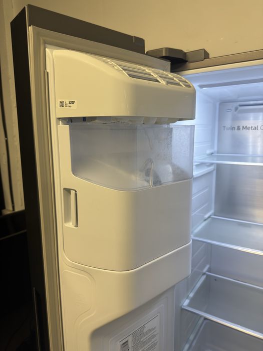 Frigider Side-by-Side Samsung RS68N8240S9