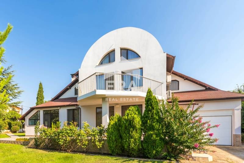 Двуетажна обзаведена къща за продажба, с голям двор, гараж и барбекю,