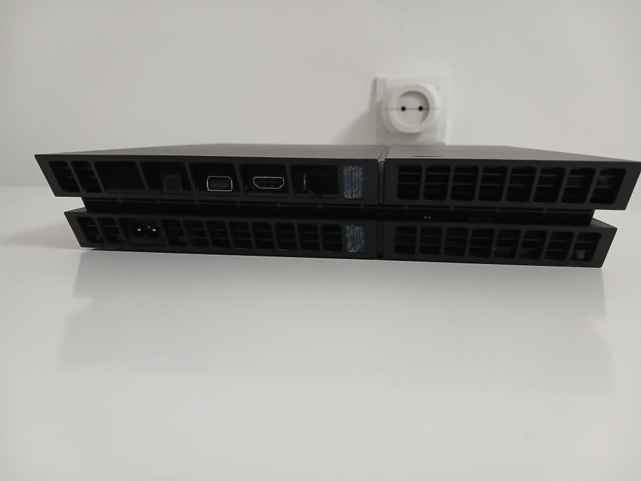 Продам Sony PlayStation 4(PS4) + игра