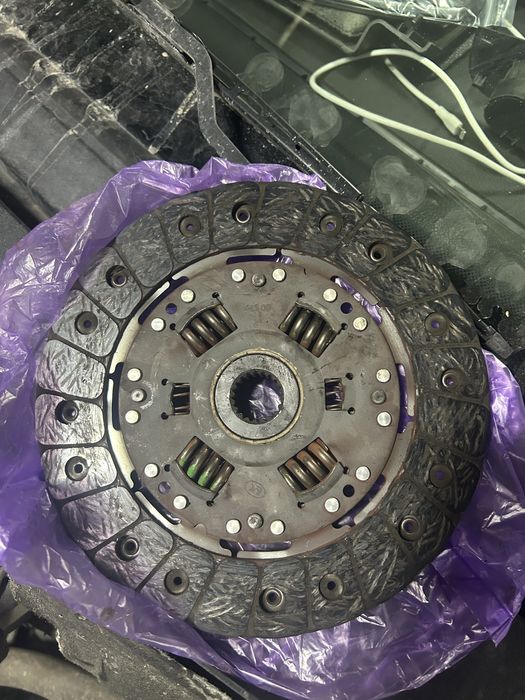 Диск сцепления вместе с корзиной