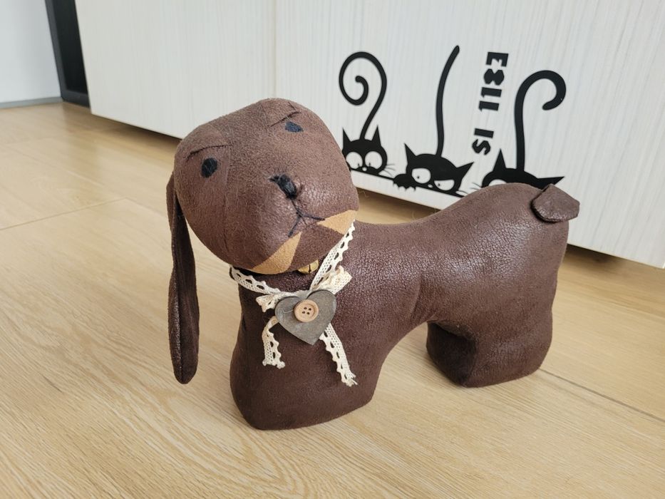 Стопер за врата куче