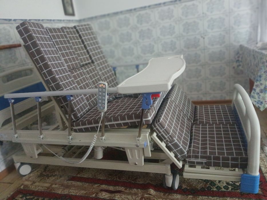 Se vinde pat medical electric rabatabil cu telecomandă +saltea antiescare.Stare:  FOARTE BUNĂ