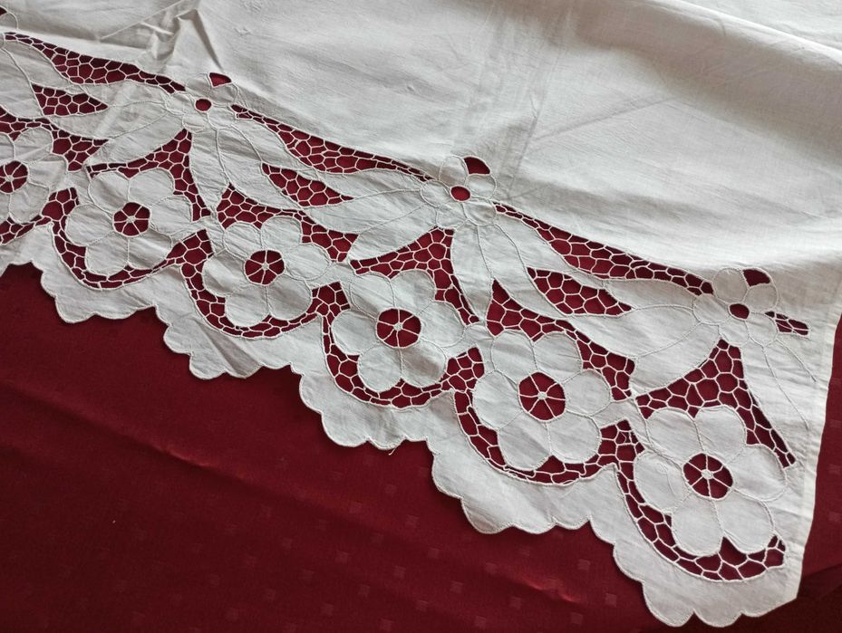 Бял памучен чаршаф с машинна бродерия