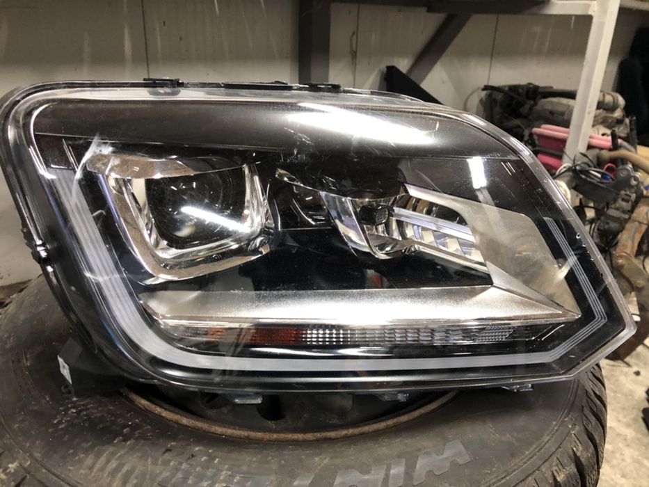 2 броя десен фар VW Amarok 2017-2019