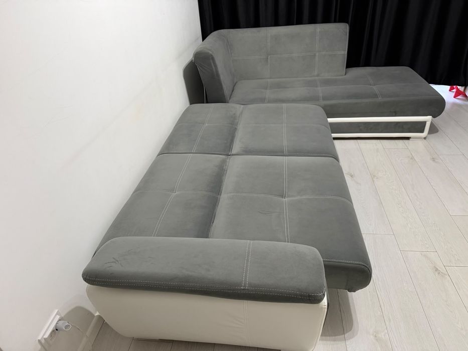 Vand coltar imitatie alcantara si piele alba