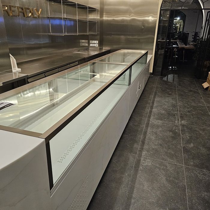 Холодильник витрина для кондитерских изделий