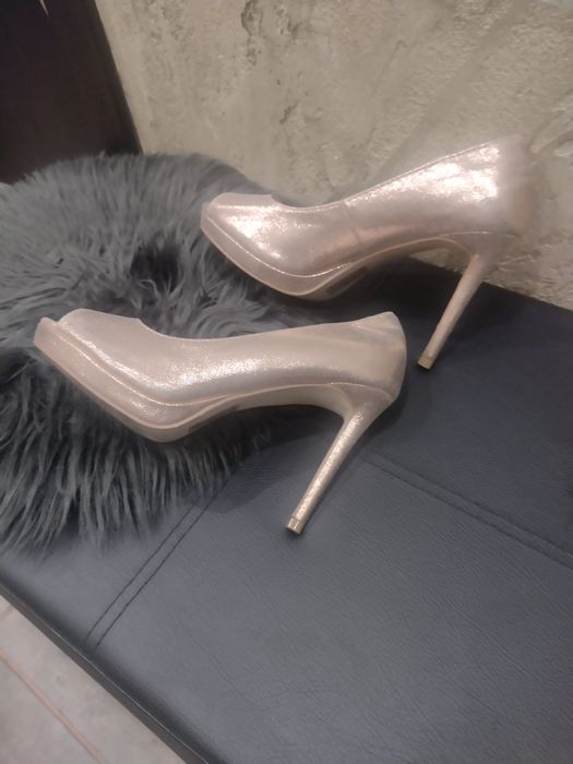 Дамски обувки на висок ток, златисти