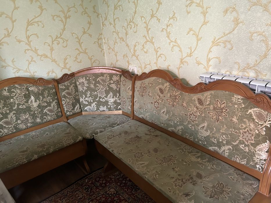 Продам угловой диван для кухни