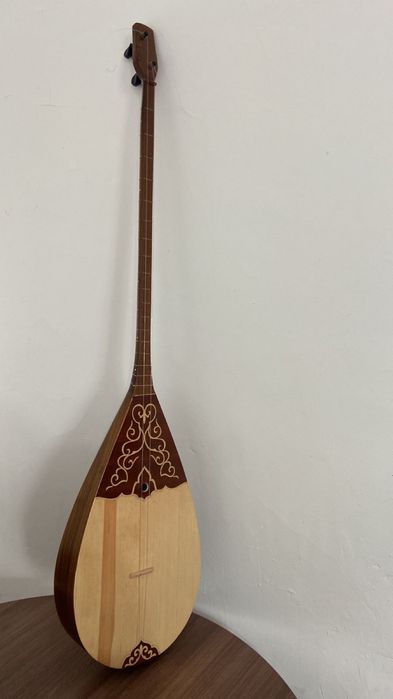 Қоңыр үнді дауысы анық шығатын Домбыра саудасы бар