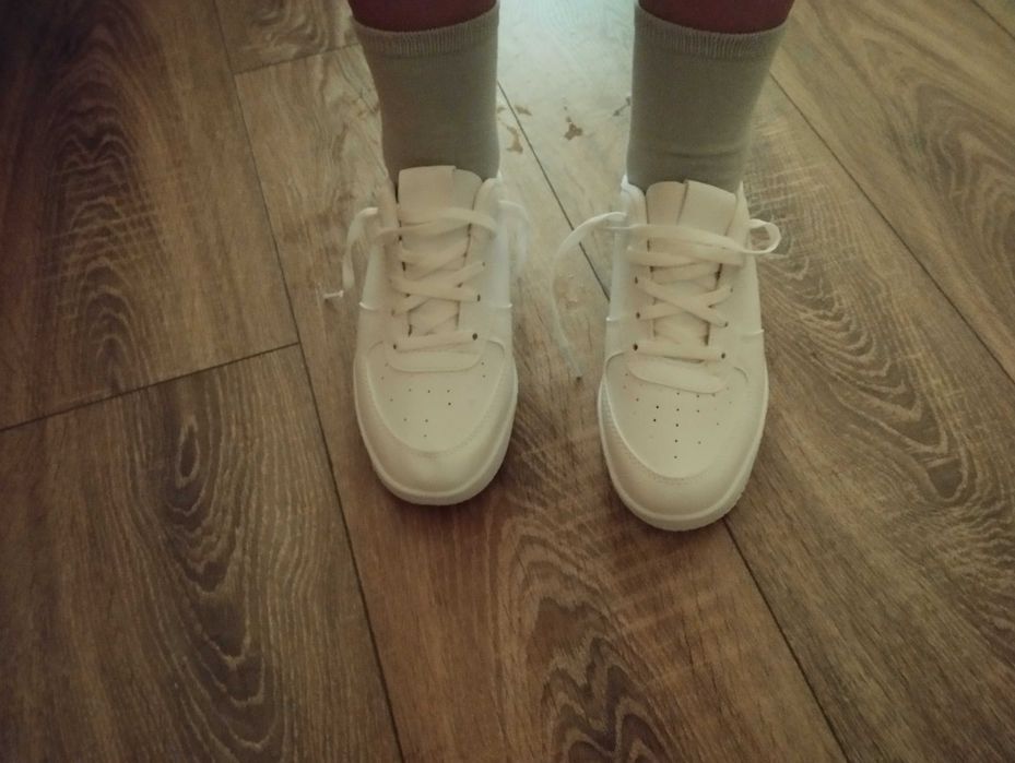 Бели маратонки - чисто нови