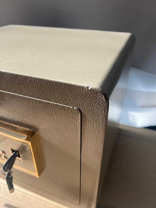 Seif cu doua chei, ecran defect