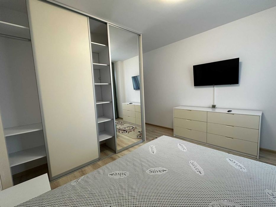 Ofer spre inchiriere apartament 2 camere  decomandat Rotar Park 1 langa metrou Pacii