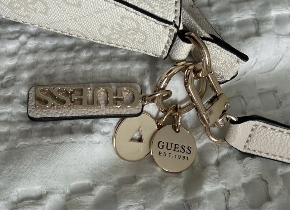 Сумка-багет Guess