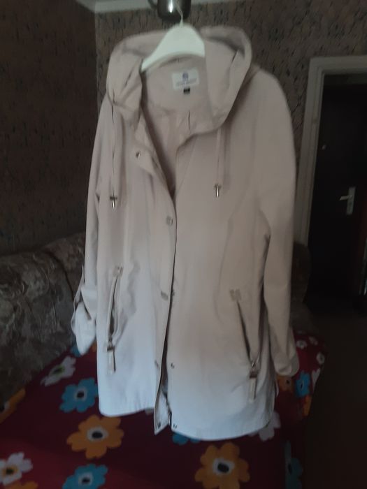 Куртка женская,демисезонная в отличном качестве с капюшоном.