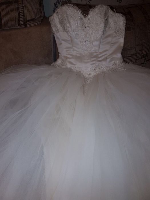 Свадебное платье + подарок перчатки с деадемой!