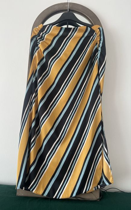 Fusta noua, eleganta, subtire si usoara, intr o combinatie minunata de dungi de la Zara, M
