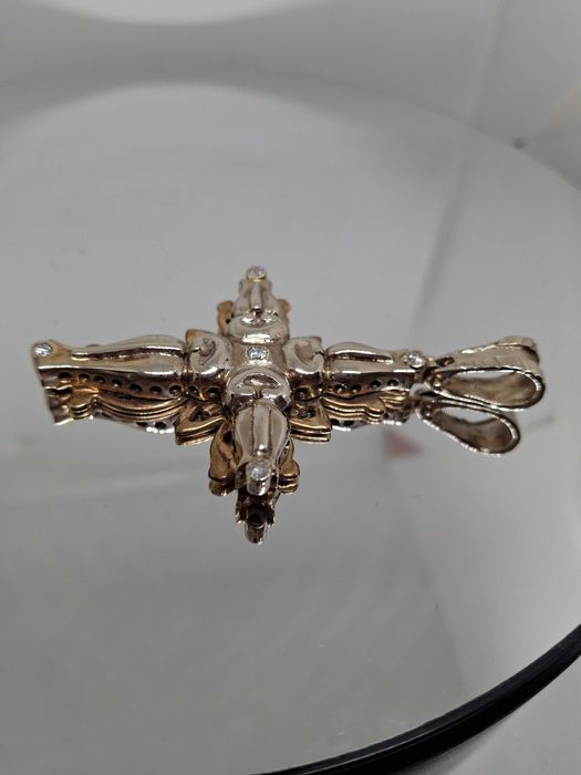 Единствен по рода си, уникален златен кръст с брилянти!