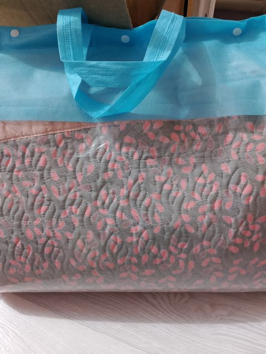 Посуда, одеяло, полотенца, постельное