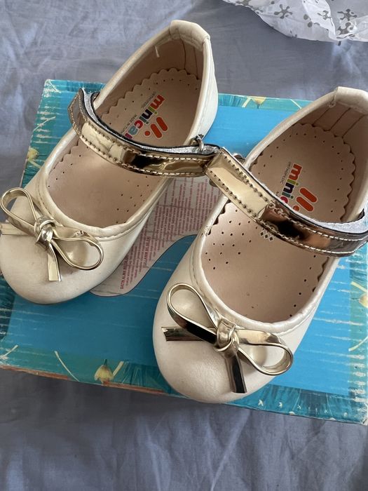 Продам нарядные новые туфли для девочки