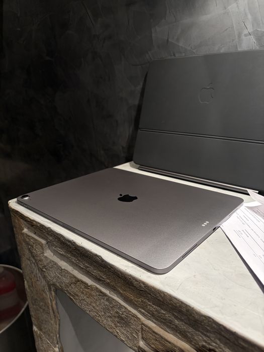 КАТО ЧИСТО НОВ Ipad Air M3 13” + Magic Keyboard