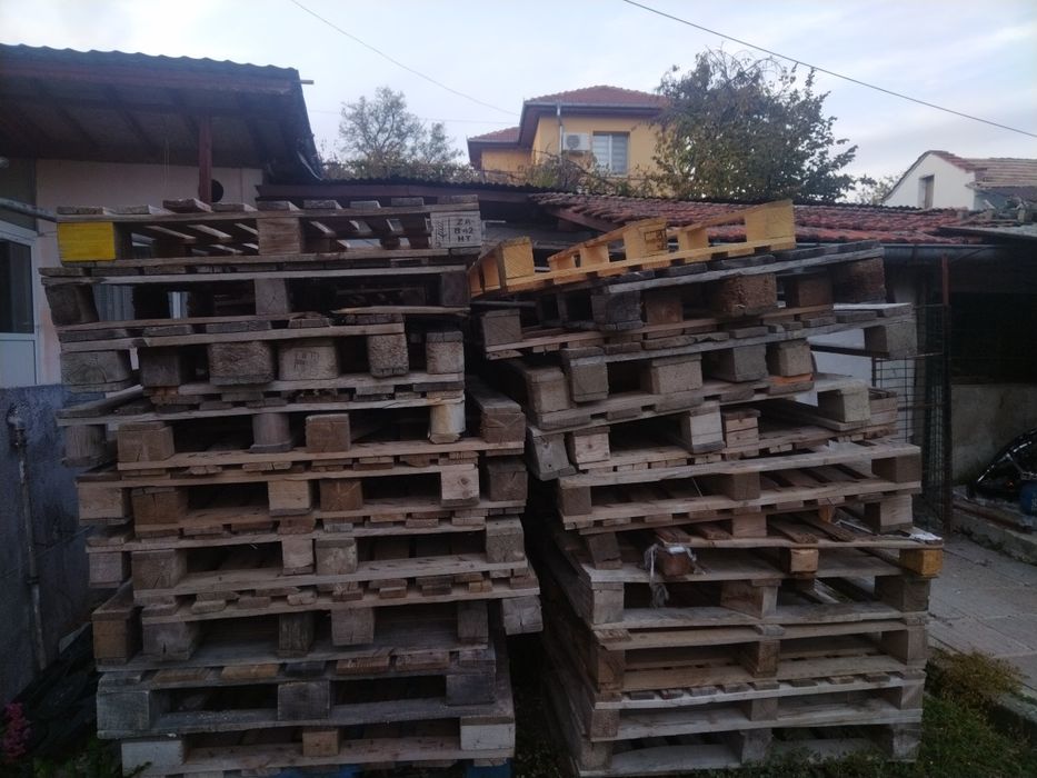Продавам 150 броя Европалети и дървени скари с различни размери .
Нами