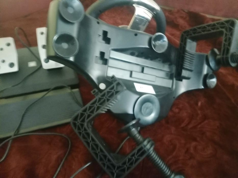 Volan de geming cu pedale schimbător