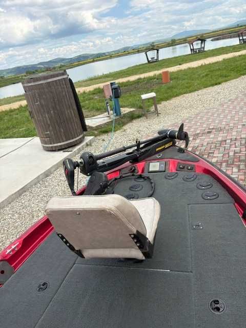 Barca Stratos pentru pescuit