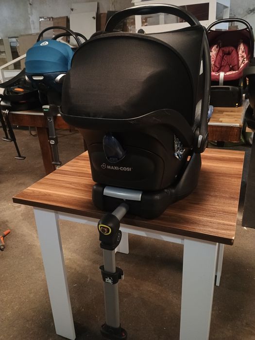 Maxi-Cosi CabrioFix с ISOFIX база EasyFix.