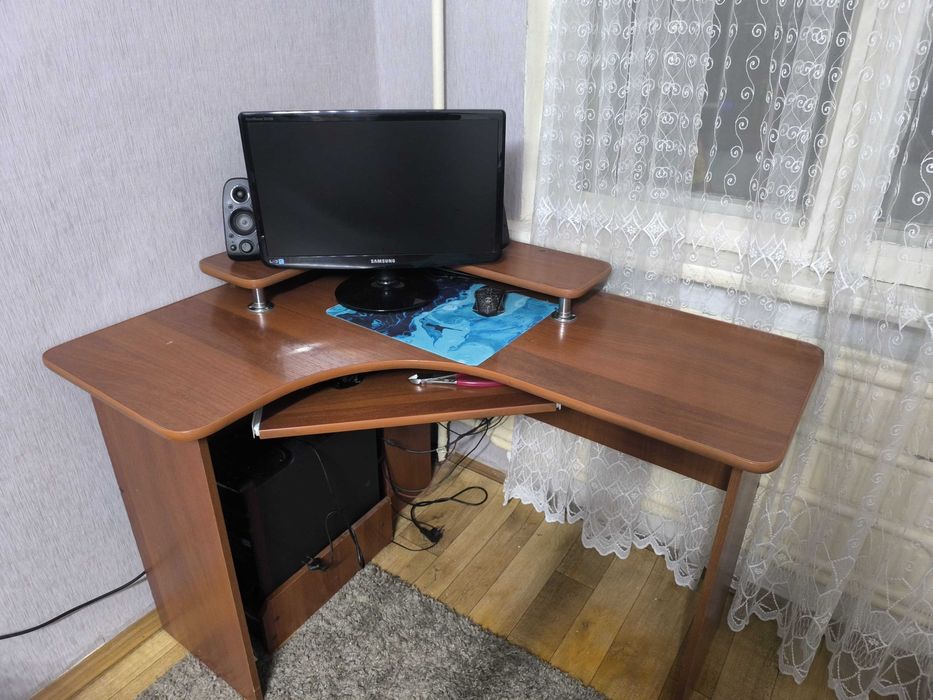 Продам Стол и шкаф