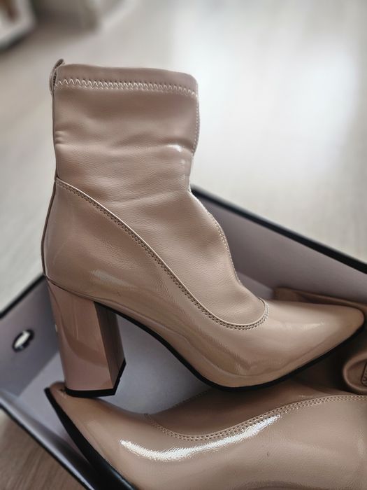 Лачени боти на висок дебел ток