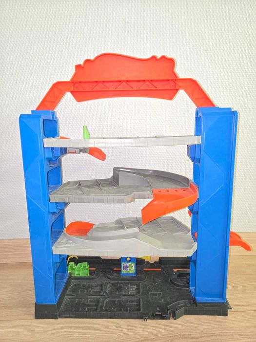 Hot Wheels / Хот Уилс / автовоз / гараж