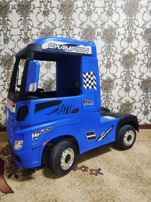 Детский игровой грузовик Mercedes