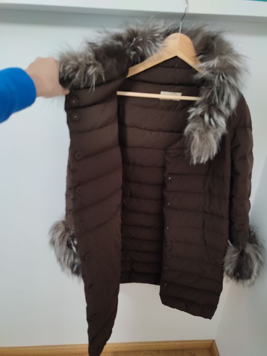 Vând geacă / haina cu umplutură de puf și cu blană naturală vulpe