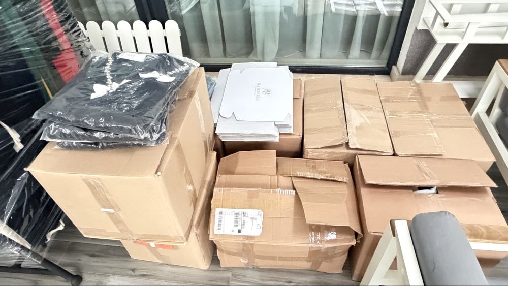 Afacere la cheie: stoc haine NOI + standere+manechin