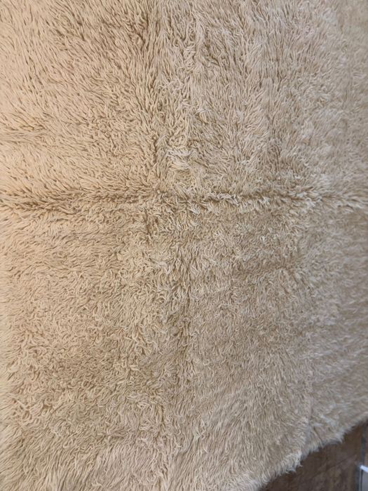 Бял пухкав килим от естествена овча кожа – отлично запазен.