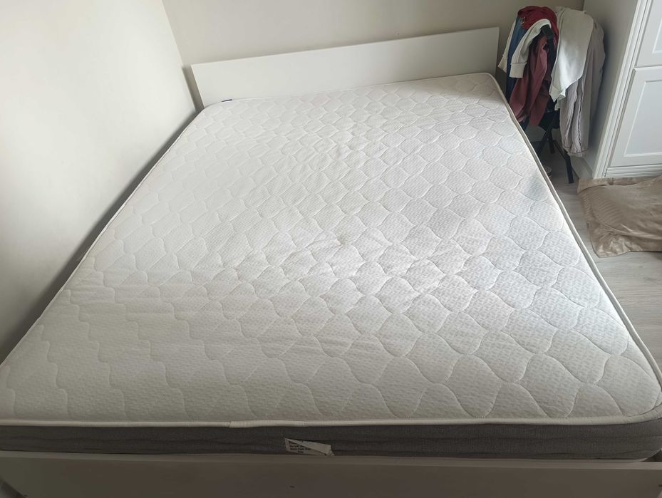 Кровать с матрасом