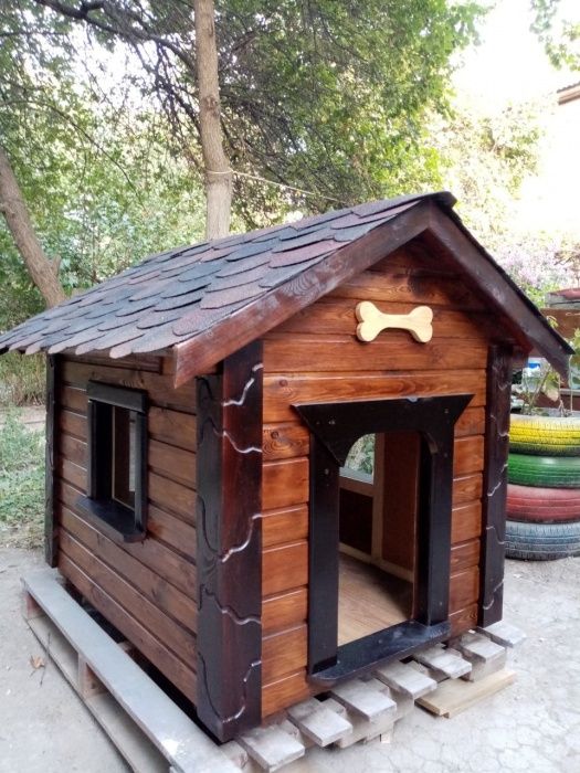 Будка для собаки среднего размера.