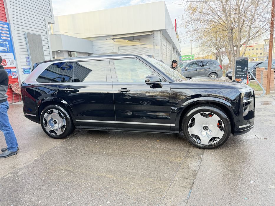 Zeekr 9 x Hyper  va Zeekr 9 X Ultra