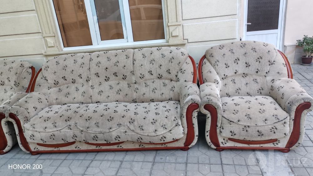 Срочно дешево продается диван и кресло.