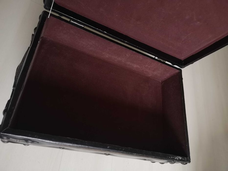 Старинна табуретка