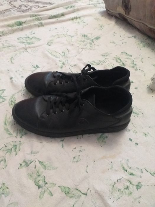 Продаётся мужская обувь 45 размер.