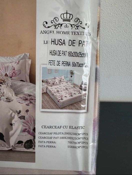 Husa pilota si 2 fete perna