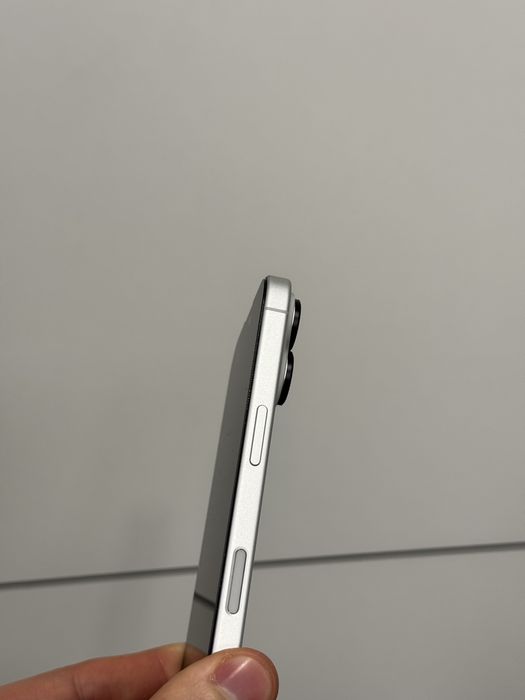 Продавам iPhone 16 5 цикъла