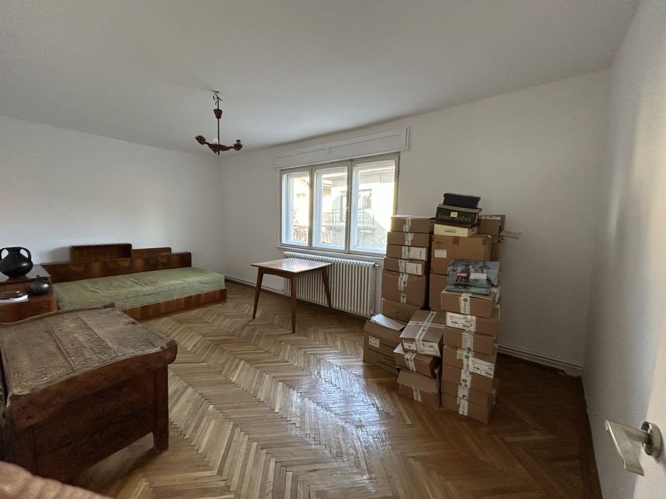 Apartament in casa 4 camere 2 bai, buctarie, garaj si curte