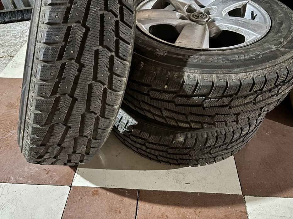 Продам диск с шиной размер 215*70*r16